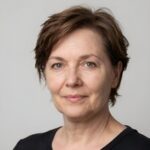 Портрет уверенного бизнесмена компании Сангар на нейтральном фоне в студийном освещении
